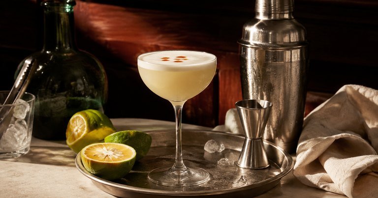 La técnica del pisco sour perfecto: espuma, frío y limón de pica